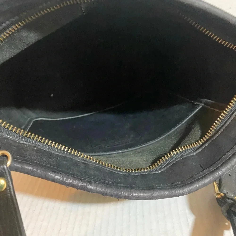 Coach vintage black distressed leather crossbody handbag - Picture 12 of 13